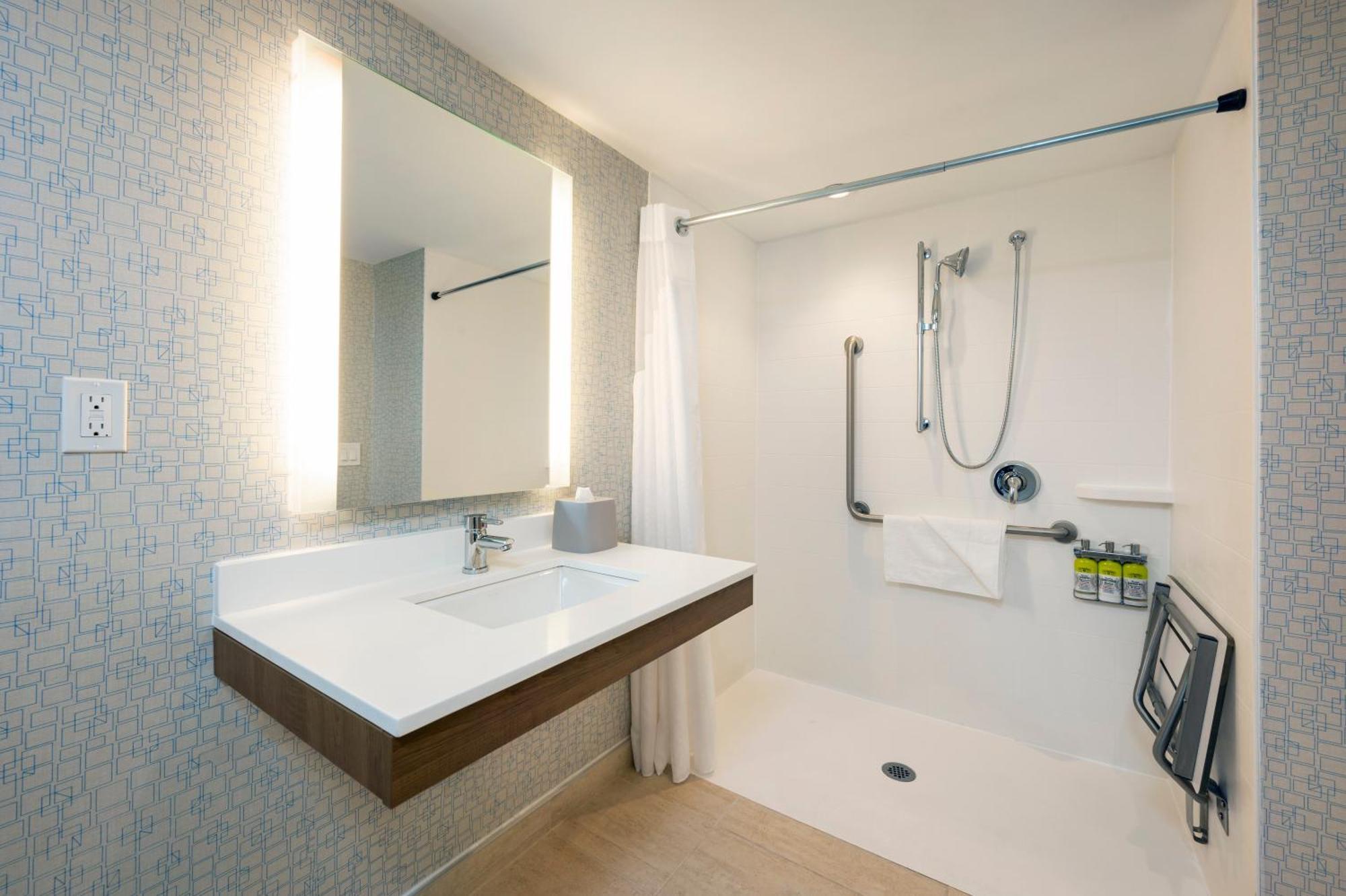Chambre Lit King-Size Standard avec Douche Accessible en Fauteuil Roulant - Accessible aux Personnes à Mobilité Réduite et aux Malentendants