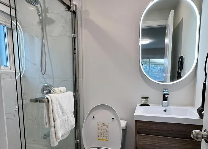 Modern Newly-Renovated Suite Free Parking